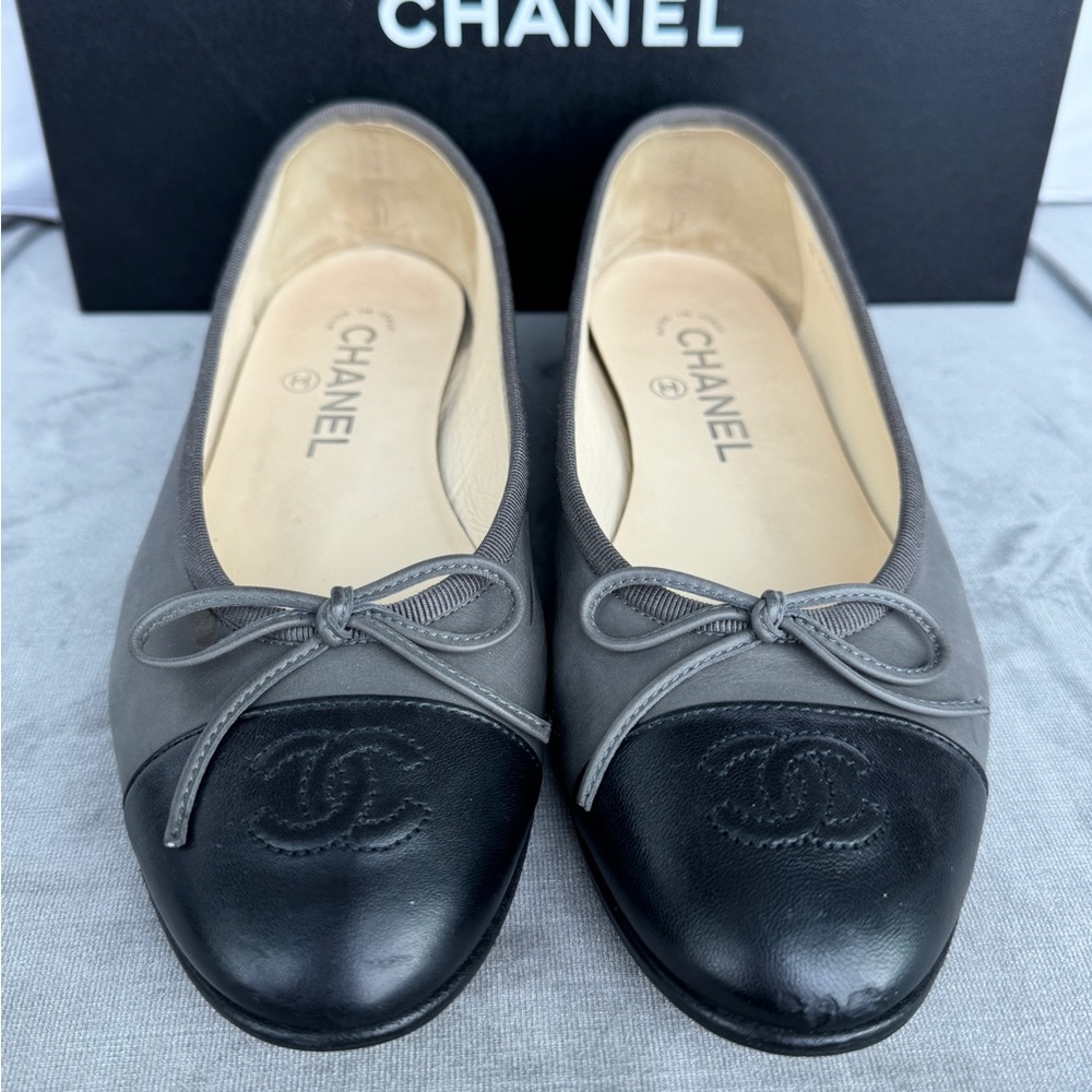 Chanel Gray and Black Leather Ballet Flats with Bow & Interlocking CC Size 36.5 - Picture 2 of 9